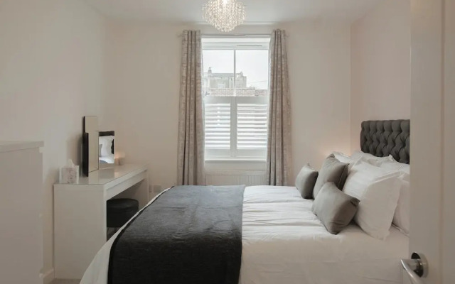 Stunning 2 BD with Patio & Free Parking