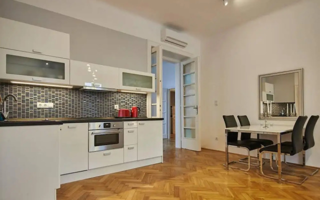 Spacious 1 Bed Basilica Apartment - With Balcony