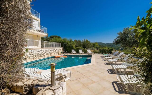 Comfort 1-Bedroom Apartment with Pool & Sea view