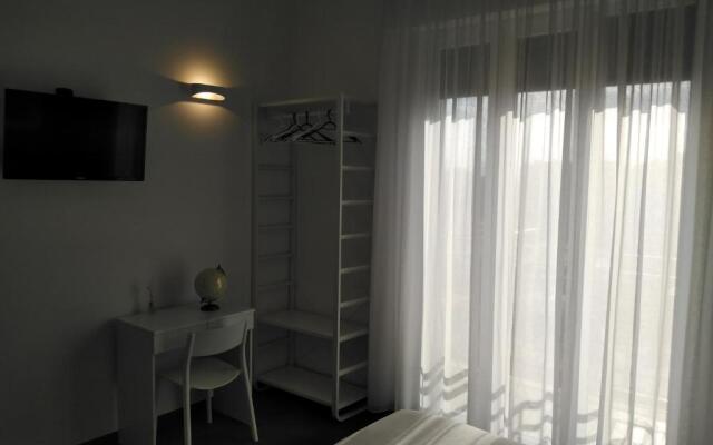 Delia Rooms & Gallery