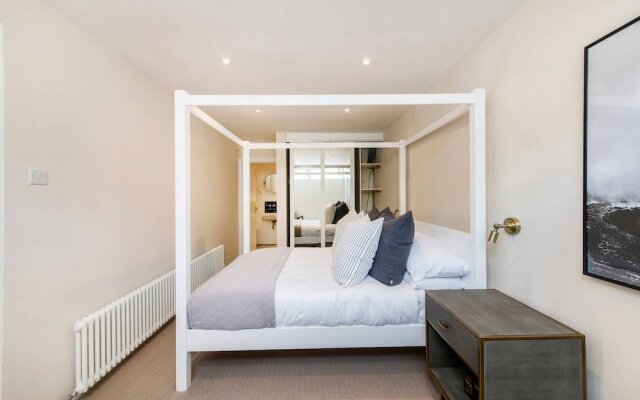 Divine 3 Bed Mews-house Battersea