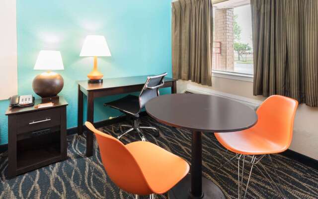 Howard Johnson by Wyndham Houston Hobby Airport