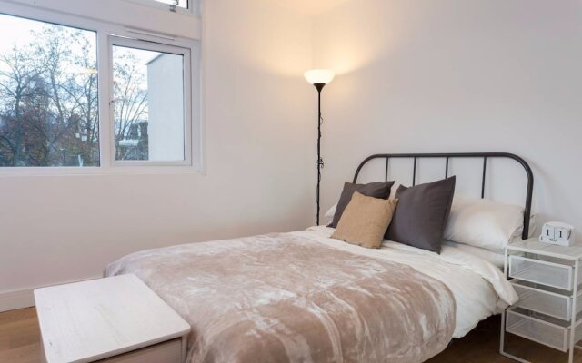 2 Bedroom Apartment near Clapham Common Sleeps 4