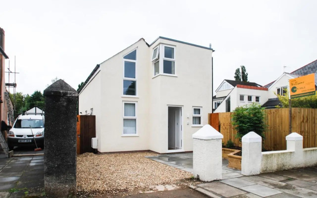 Superb Detached Coach House in Peaceful Location!