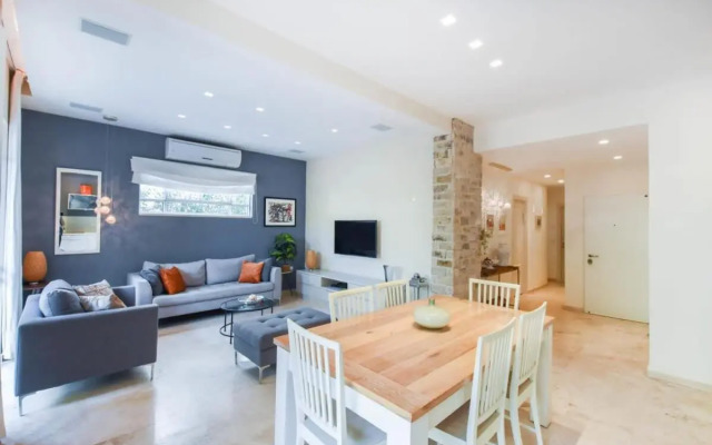 Blue Quartz by HolyGuest