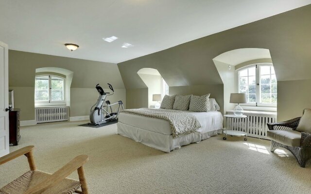 Luxury Whittier Mansion-3rd Floor Suite