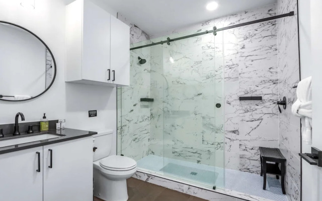 Chic Condo Minutes to Downtown, Gruene, & More