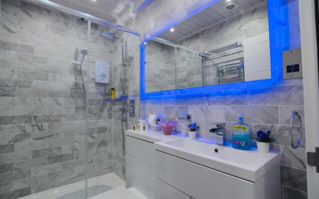 Executive Central Self Contained Flat by CozyNest