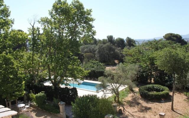 Villa croix du sud with swimming pool and park in Marseille Chalet 4