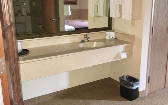 AmericInn by Wyndham Monmouth