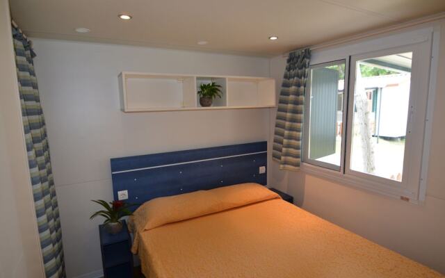 Nice Chalet with Terrace near Sea