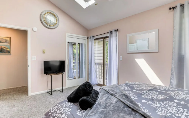 Pocono Getaway: Hot Tub, Community Lake Access!