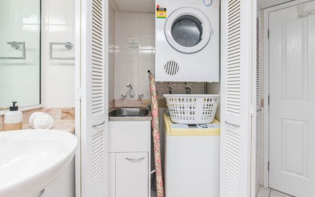 Inner City One Bedroom Apartment with Pool View 22