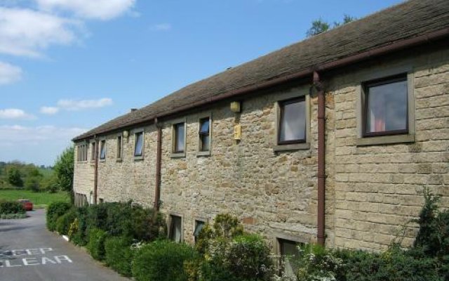 The Old Stone Trough Country Lodge & Inn