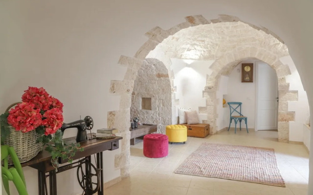 TD Trulli Saveni Trulli with Pool Near the Centre