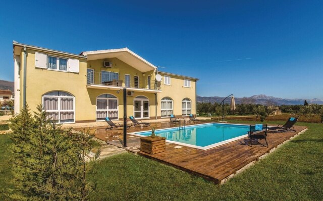 Amazing Home in Divulje With Wifi and 8 Bedrooms