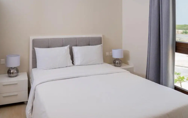 Chic Pool-view Studio With Balcony