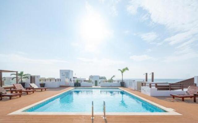 Beachside Retreat - Mujeres Bailando