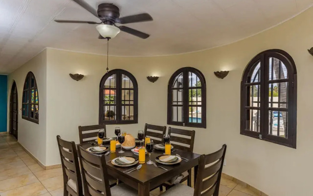 Beautiful 4BR 3BA Villa w Private Pool Jacuzzi