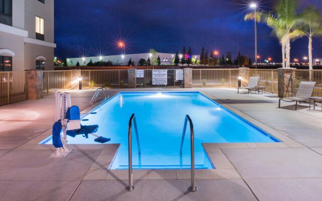 Holiday Inn Express & Suites Bakersfield Airport, an IHG Hotel