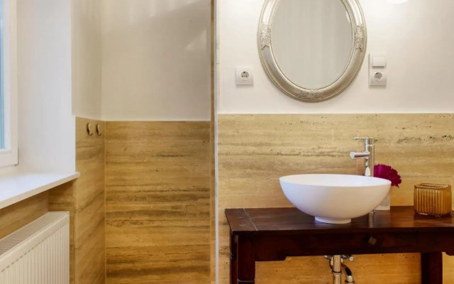 4BR , 3BHR with AC at the OPERA