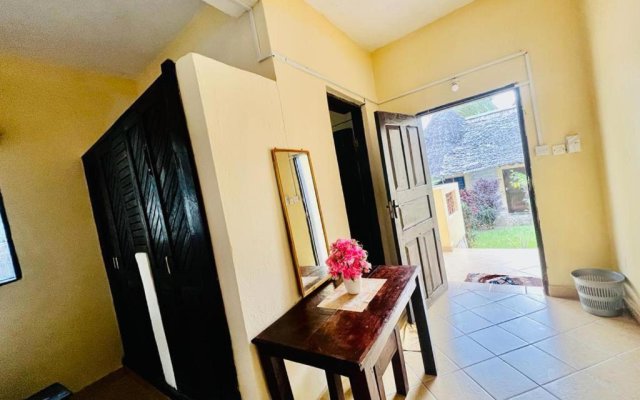 Lovely 5-bed Room House With a Swimming Pool