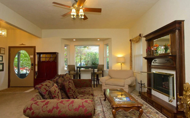 The Oval Door Bed and Breakfast Inn