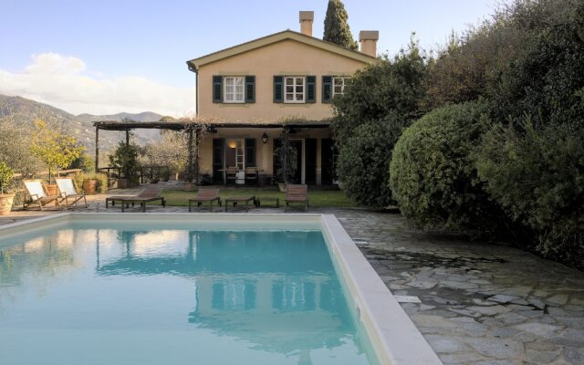 Villa con piscina tra gli ulivi di Rapallo