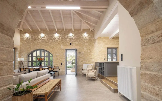 Artemis Apollonas Villa