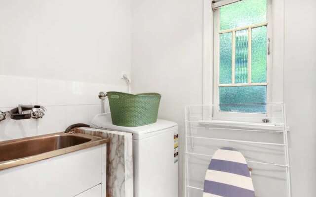 Lovely 2 Bedroom Terrace House in West End