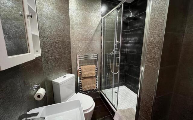 Castle Quarter Apartment with Free on site Parking