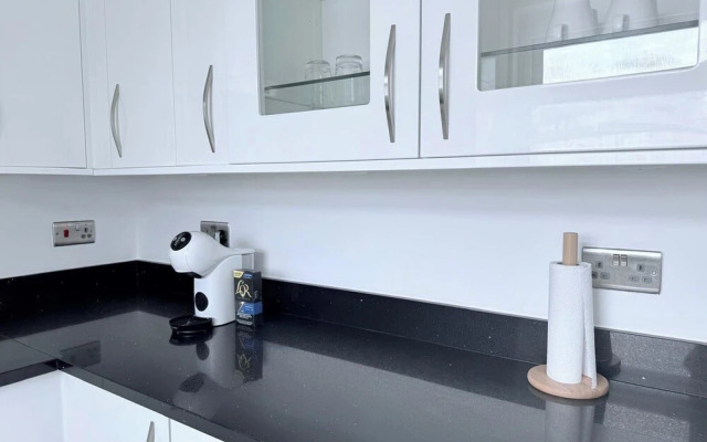 Fountain House-sleeps 5-central Dagenham-parking