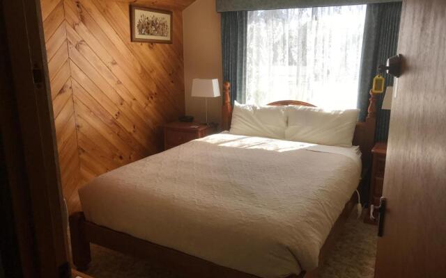 Lakeside Chalet & Studio