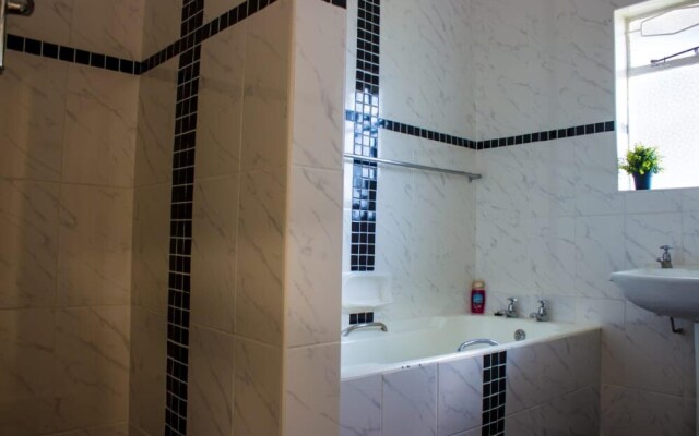 Immaculate 3 Bedroomed Guesthouse in Ilanda - 2041