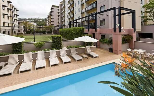 Convenient City Apartment with Pool Gym and Tennis Court
