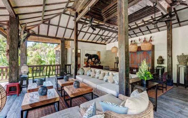 Secluded Wooden Villa, 3 BR, Canggu With Staff