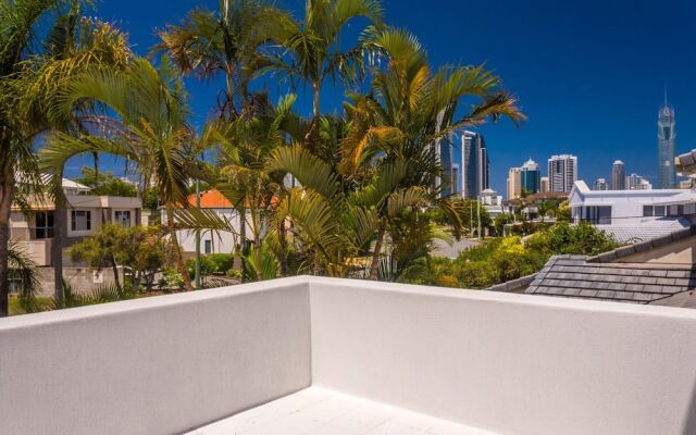 Edgewater on Chevron Waterfront 5 Bedroom Deluxe House Central Surfers