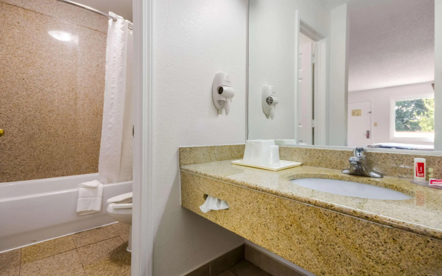 Econo Lodge Little Creek