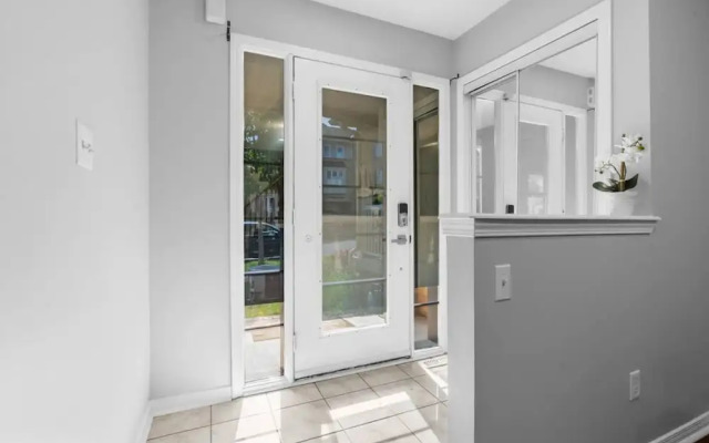 Contemporary 3BR Townhouse in Ajax Cozy Central