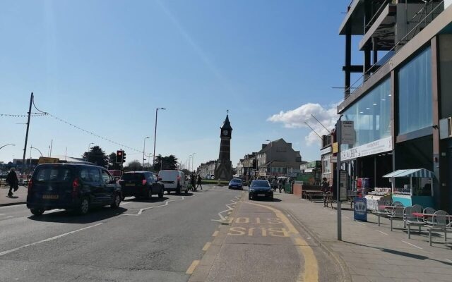 Beach Apartment - Sleeps 4, Garden & Parking