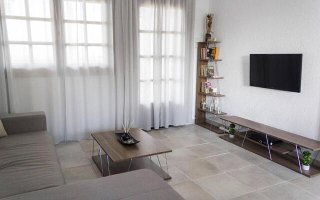 Sea view apartment with a big garden