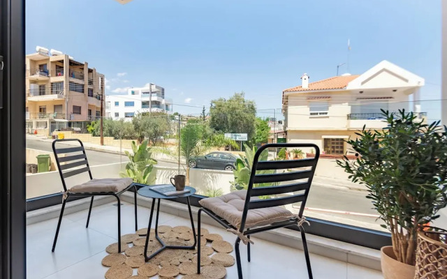 Sanders Only - Ideally Planned Studio With Balcony