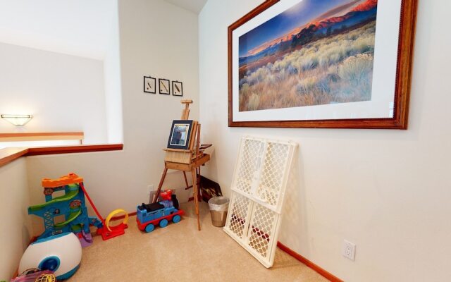 Snowcreek V 760 Pet-Friendly, Amazing Mountain Views, Private 2 Car Garage, Washer Dryer by RedAwning