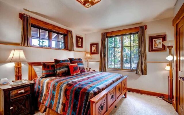 Hatari Lodge 5 Bedroom Home by RedAwning