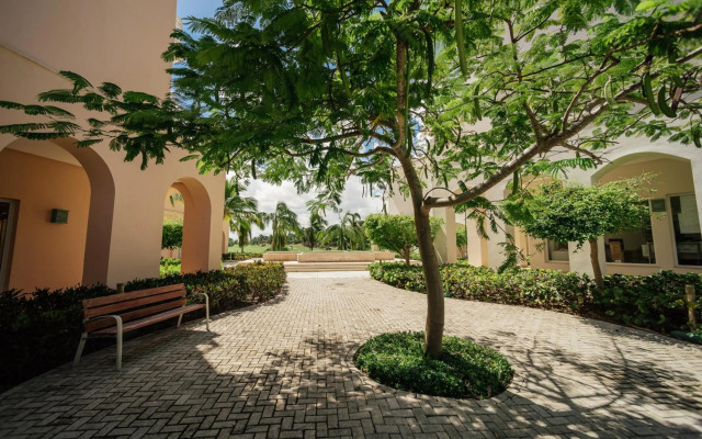 New Apartment Sueno pool area private Beach guard