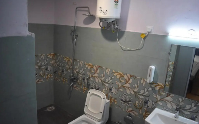 Private Rooms with International Airport View