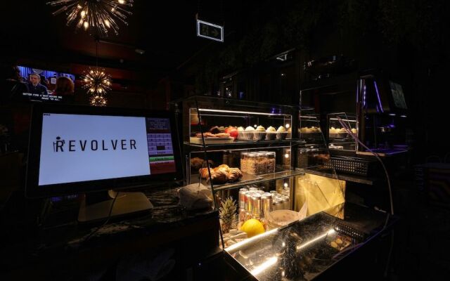 Revolver - Hostel