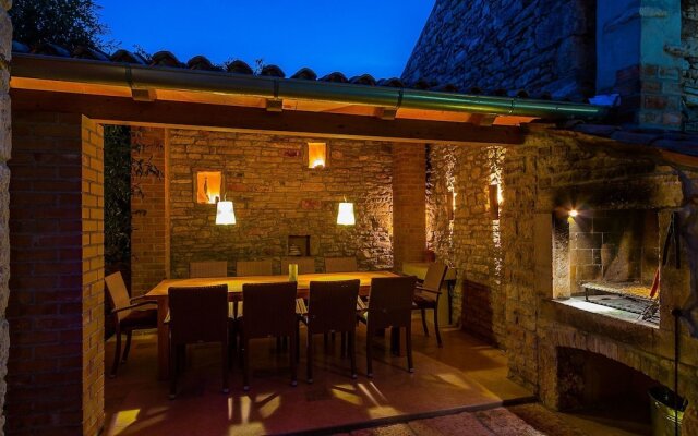 Beautiful Villa Consisting of two Houses With Private Pool, Near Pula and Beach