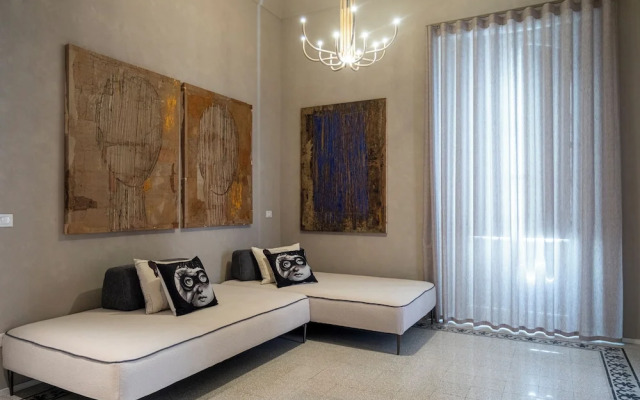 Reverse Art Hotel
