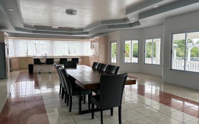 Luxury 5BD Villa - Massive Pool & Outdoor Vibe